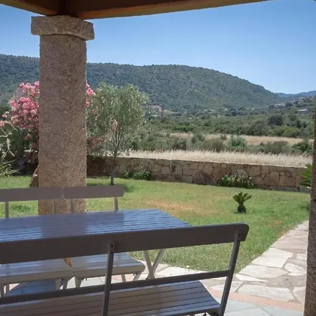 Nettes Ferienhaus In Mit Garten Und Grill Budoni