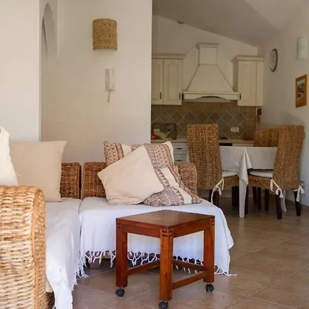 Nettes Ferienhaus In Mit Garten Und Grill Budoni